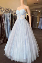 Vestido de fiesta azul claro con encaje floral, escote corazón y corte en línea A