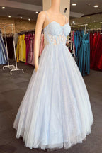 Vestido de fiesta azul claro con encaje floral, escote corazón y corte en línea A