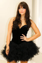 Trägerloses, kurzes Homecoming-Kleid aus Samt mit Rüschen