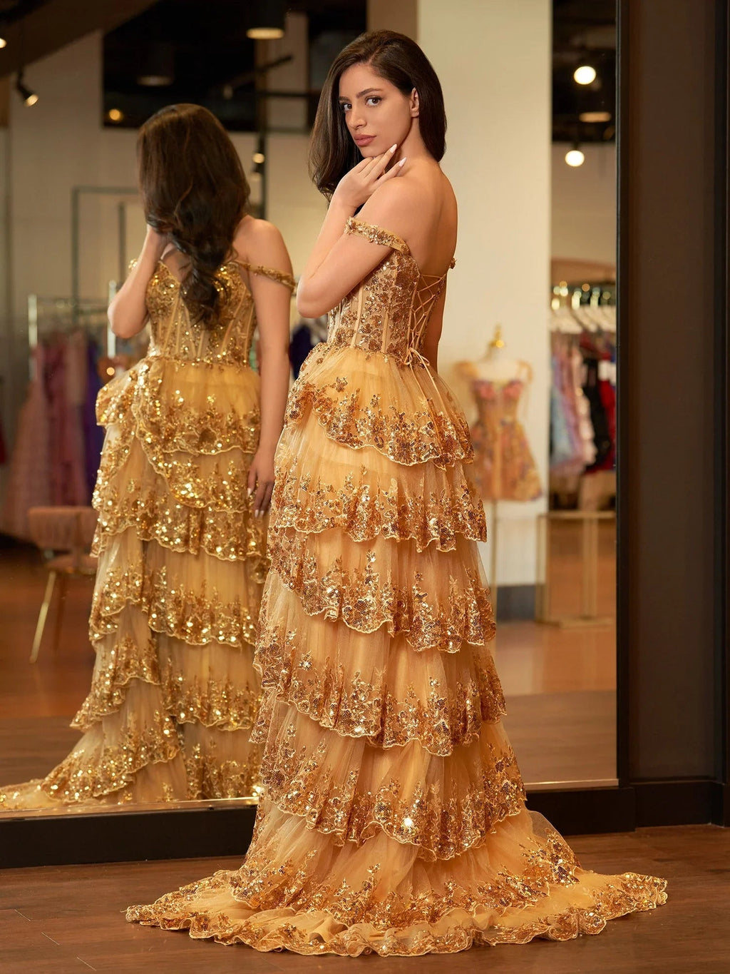 Abito da sera Gold Princess a linea A con corpetto scollato e balze di pizzo