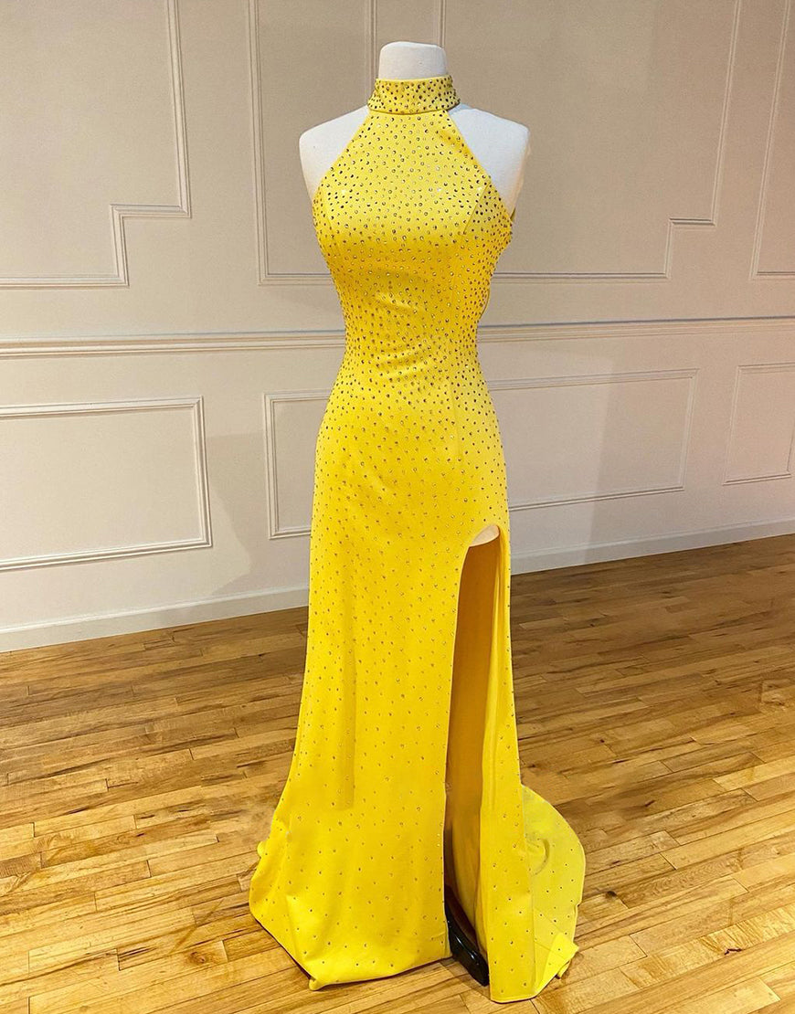 Vestido de Baile Amarelo com Gola Alta e Corte Estilo Sereia