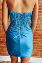 Trägerloses, transparentes, kurzes Kleid mit gerüschtem Oberteil und Periwinkle-Applikationen