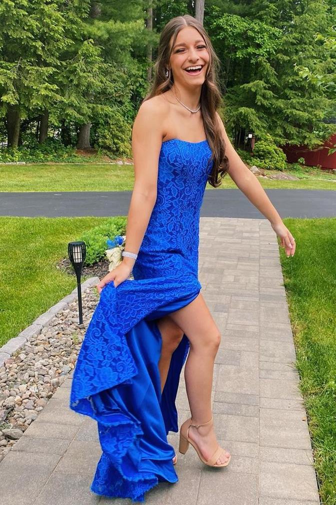 Trägerloses königsblaues Spitzen-Ballkleid mit Schlitz