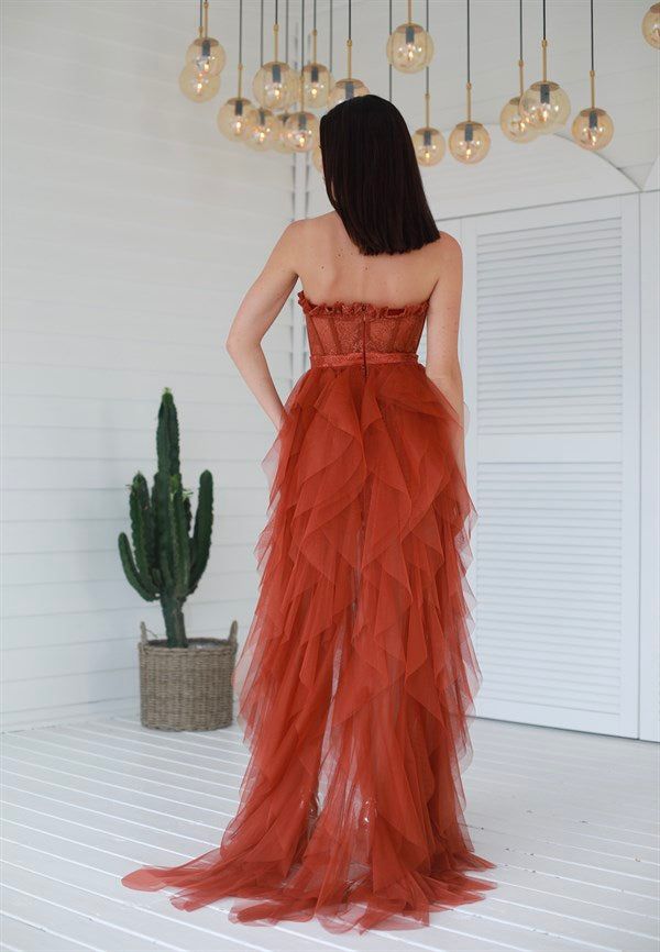 Abito da sera elegante in tulle con balze a strati ruggine