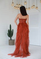 Abito da sera elegante in tulle con balze a strati ruggine