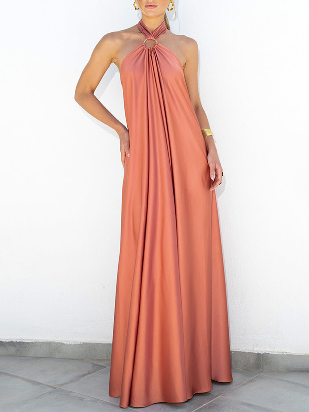 Robe d'été d'humeur satinée à col bénitier et coupe évasée