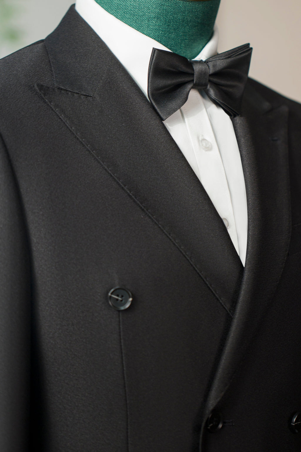 Fato de Gala Preto de Lã com Lapelas em Pico e Seis Botões, de Corte Clássico e Ajustado para o Noivo