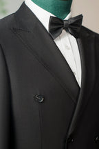 Fato de Gala Preto de Lã com Lapelas em Pico e Seis Botões, de Corte Clássico e Ajustado para o Noivo