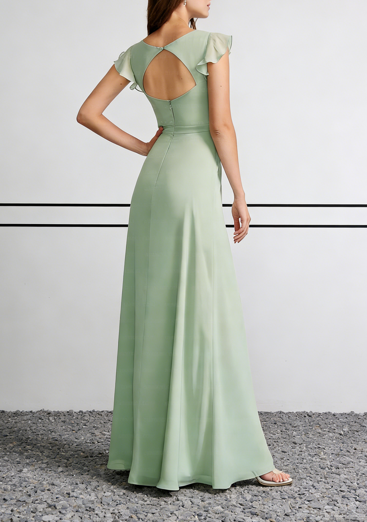 Abito lungo verde salvia in chiffon con scollo a V, maniche svolazzanti e schiena scoperta
