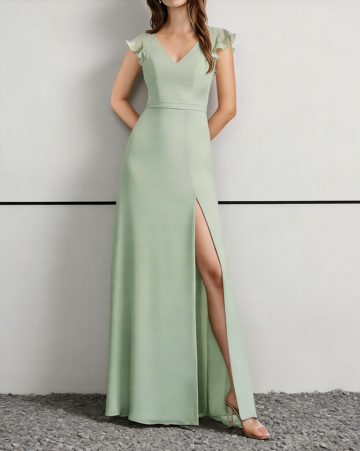 Abito lungo verde salvia in chiffon con scollo a V, maniche svolazzanti e schiena scoperta