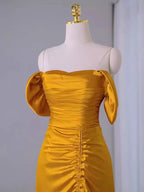 Vestido de fiesta amarillo plisado con escote barco y abertura Y7598