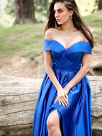 Abito lungo in raso blu reale con scollo a barca e gonna a trapezio, spacco elegante