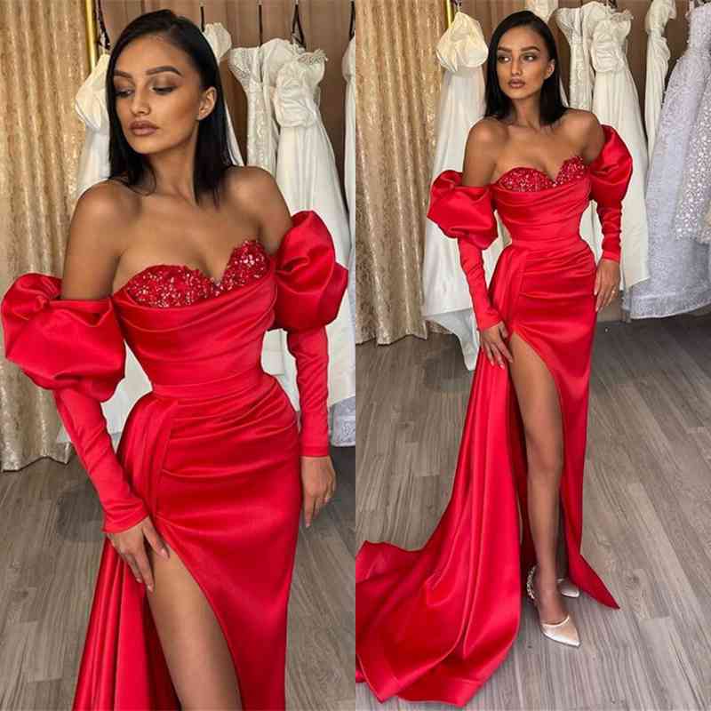 Langes, schulterfreies Ballkleid im Meerjungfrauenstil aus Satin mit Schlitz vorne und Puffärmeln