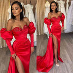 Langes, schulterfreies Ballkleid im Meerjungfrauenstil aus Satin mit Schlitz vorne und Puffärmeln