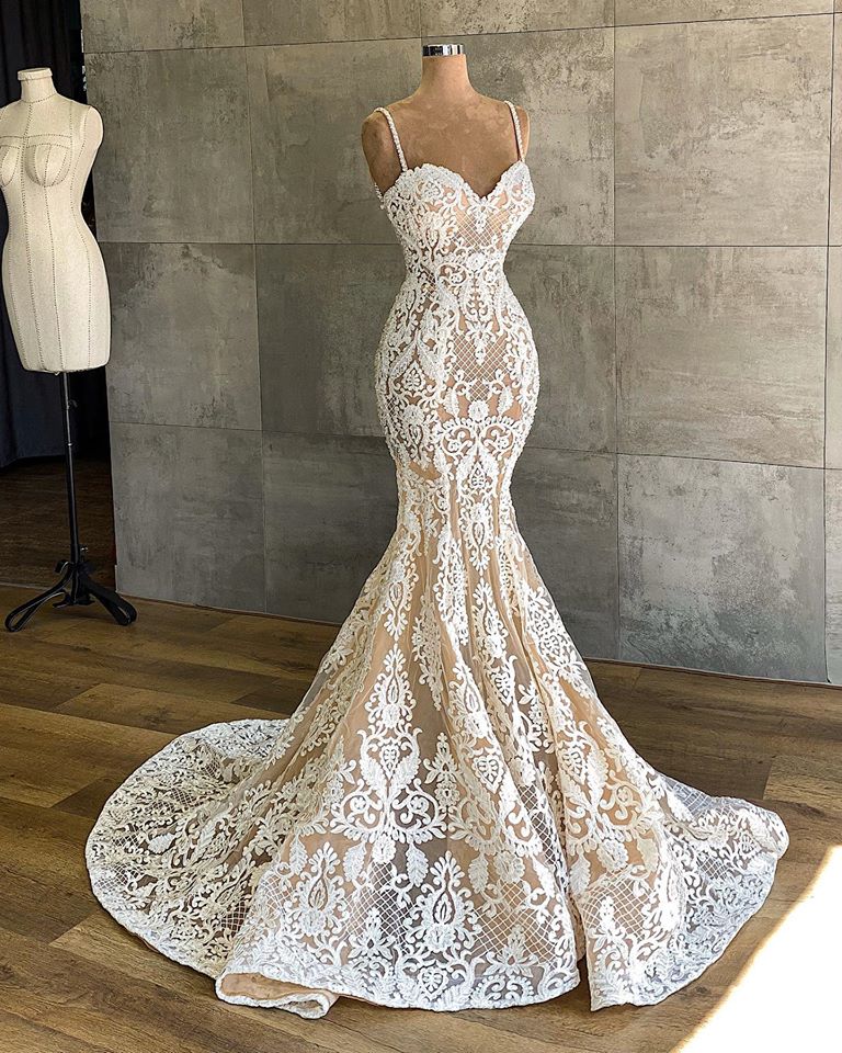 Vestido de noiva moderno sereia com alças finas e aplicações de renda