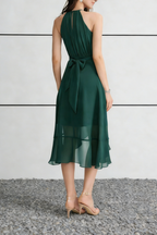 Abito midi verde smeraldo in chiffon con collo all'americana, rifinitura arricciata e cintura da annodare