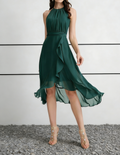 Abito midi verde smeraldo in chiffon con collo all'americana, rifinitura arricciata e cintura da annodare