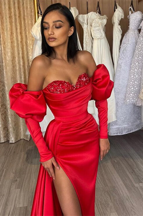 Langes, schulterfreies Ballkleid im Meerjungfrauenstil aus Satin mit Schlitz vorne und Puffärmeln