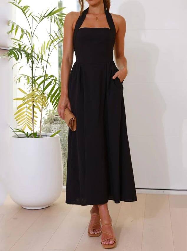 Robe noire courte à encolure dos nu et taille marquée
