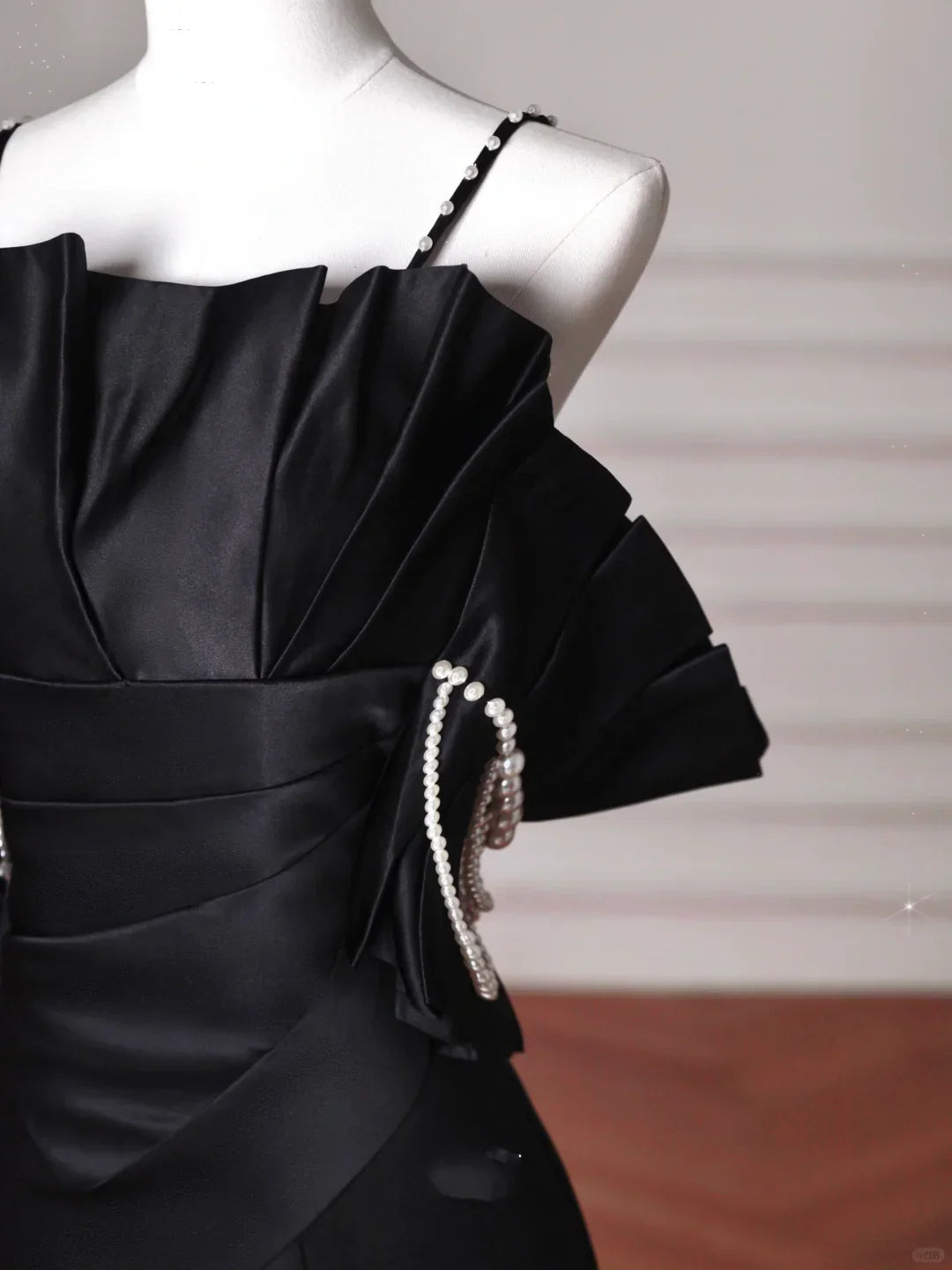 Vestido de noite elegante preto em cetim com alças finas, decote ombro a ombro, corte sereia, vestido de cerimónia Y8641
