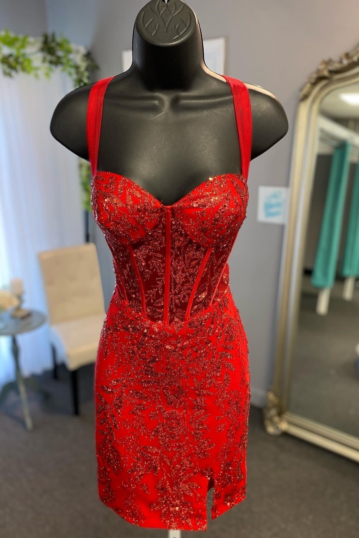 Vestido Curto Justo com Decote Coração e Renda de Lantejoulas