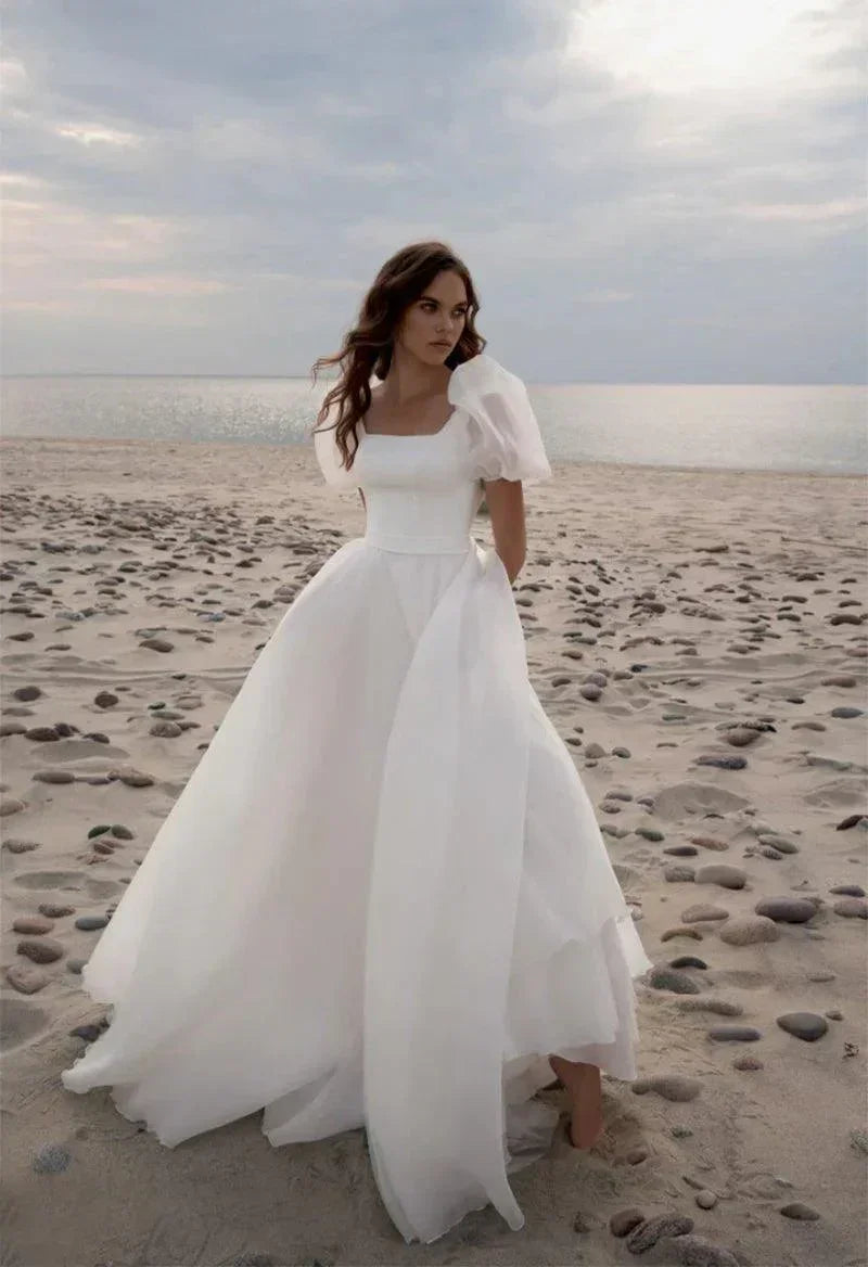 Vestidos de Noiva Encantadores em Linha A com Decote Quadrado, Mangas Curtas e Cauda