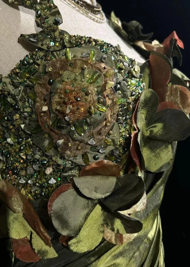 Vestido de Festa Vintage Verde Escuro em Cetim com Decote Irregular, Bordado com Contas, Modelo Sereia com Franzidos Y8560