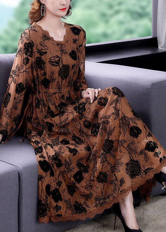 Elegantes vestidos largos de encaje con estampado ceñido color café para primavera 