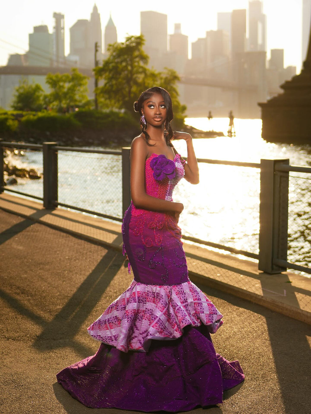 Vestido de baile sereia magenta e roxo real com folho inspirado na herança