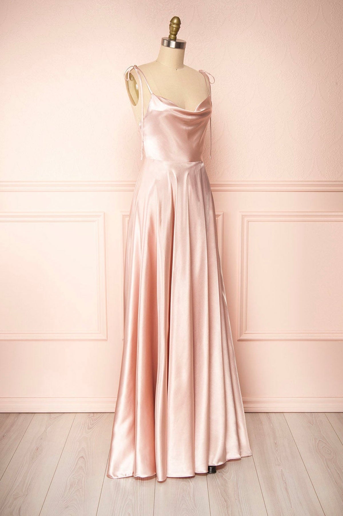 Schlichtes langes A-Linien-Ballkleid aus Satin mit Spaghettiträgern
