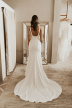 Robe de mariée simple à fourreau, col carré, longue et dos nu