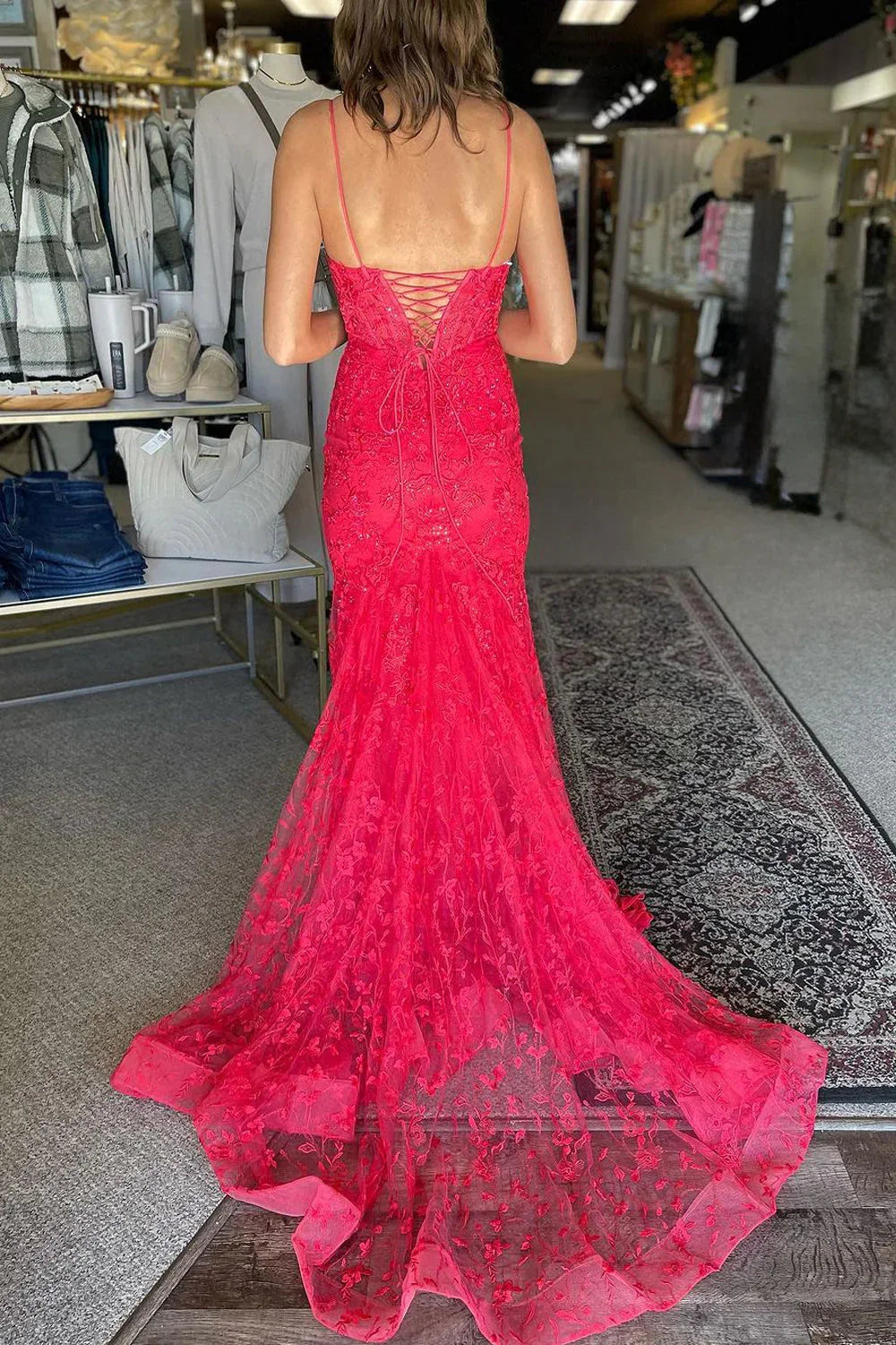 Kanika | Vestidos de fiesta con escote en V, encaje y corte sirena en rosa fuerte