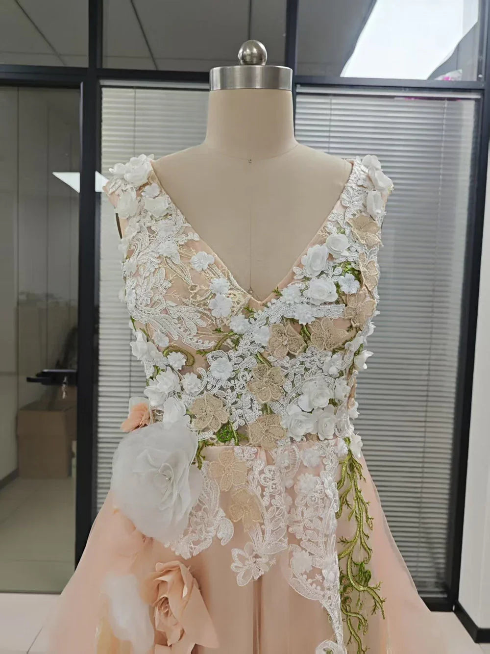 Elegant Tulle A-line V-neck Floral Lace Prom Dresses Formal Evening Party Gown