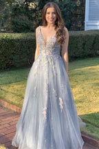Vestido longo de baile com decote em V, linha A, aplicações de tule leve
