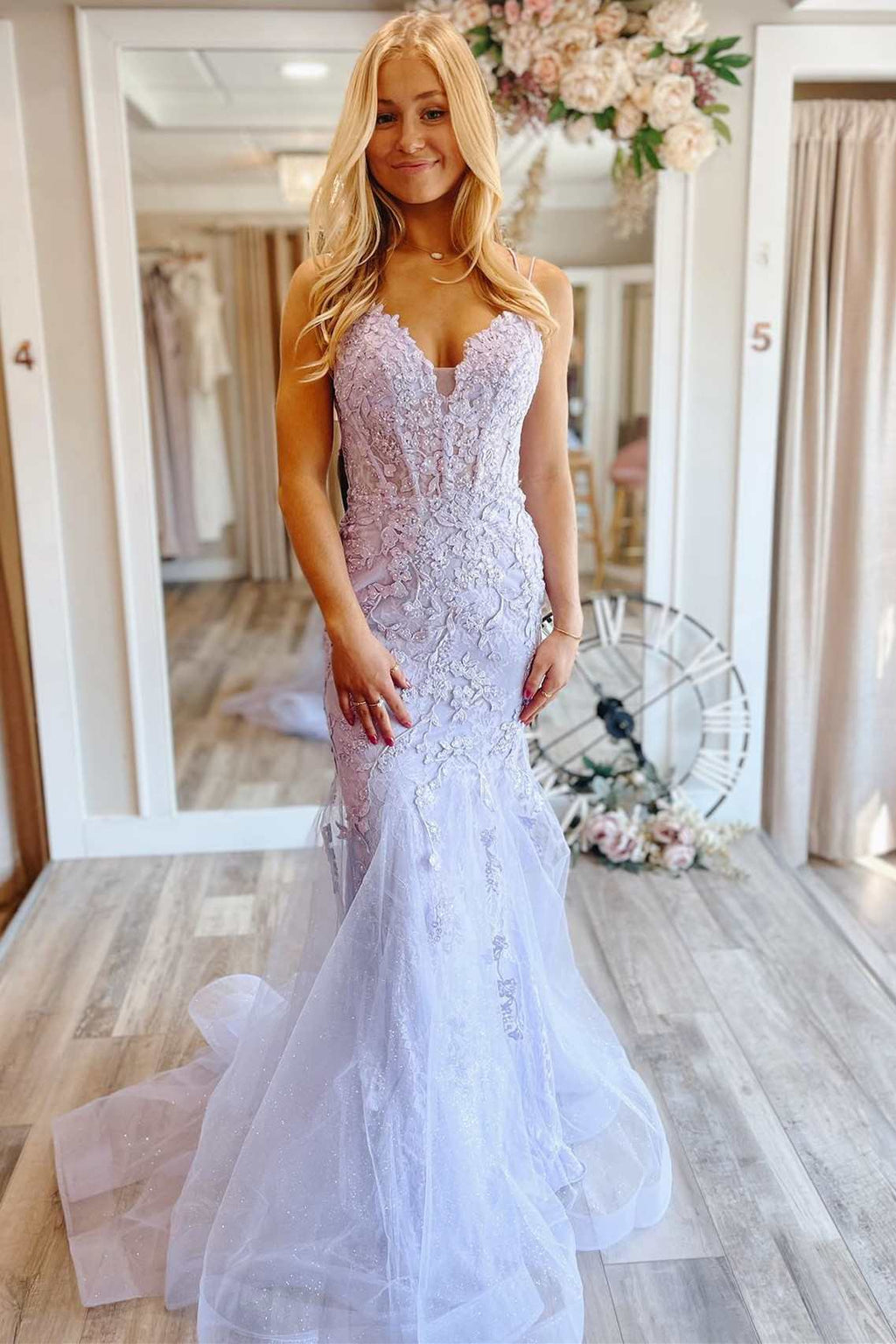 Meerjungfrau-Ballkleid mit V-Ausschnitt und Spitze und Glitzer-Tüll