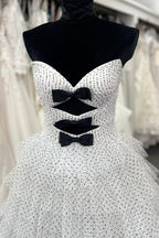 Vestido de baile sem alças com folhos em camadas e bolinhas, com recortes