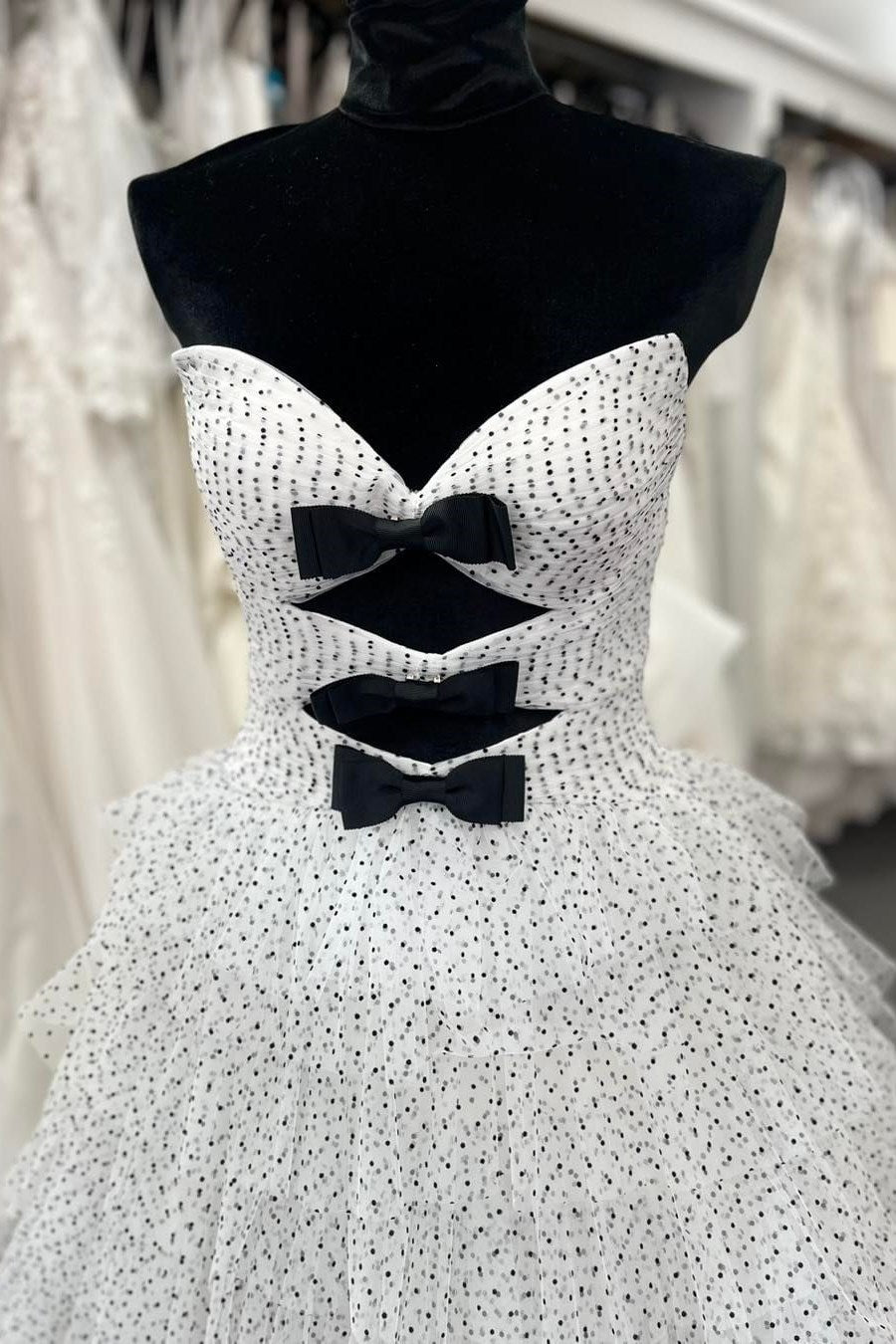 Vestido de baile sem alças com folhos em camadas e bolinhas, com recortes