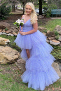 Vestido de baile em tule lavanda com folhos em camadas e corte assimétrico com brilho