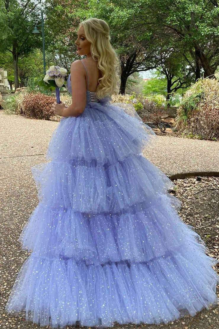 Vestido de baile em tule lavanda com folhos em camadas e corte assimétrico com brilho