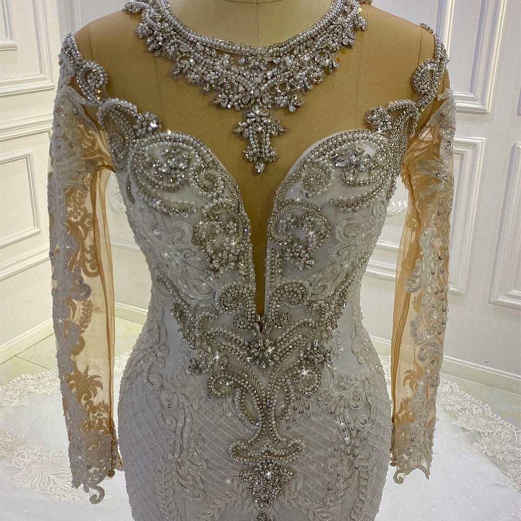Vestido de noiva estilo sereia bateau com lantejoulas pérola e manga comprida com aplicações de renda