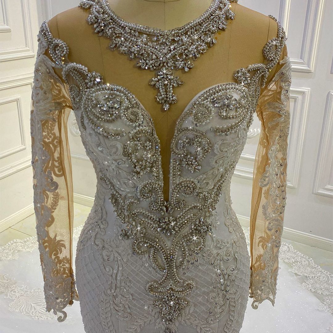 Vestido de noiva estilo sereia bateau com lantejoulas pérola e manga comprida com aplicações de renda