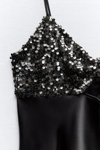 Abito Midi in Satin Trapuntato con Paillettes e Scollo a Fascia Elasticizzato