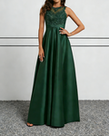 Abito lungo a collo halter in raso verde smeraldo e pizzo con scollo a illusione