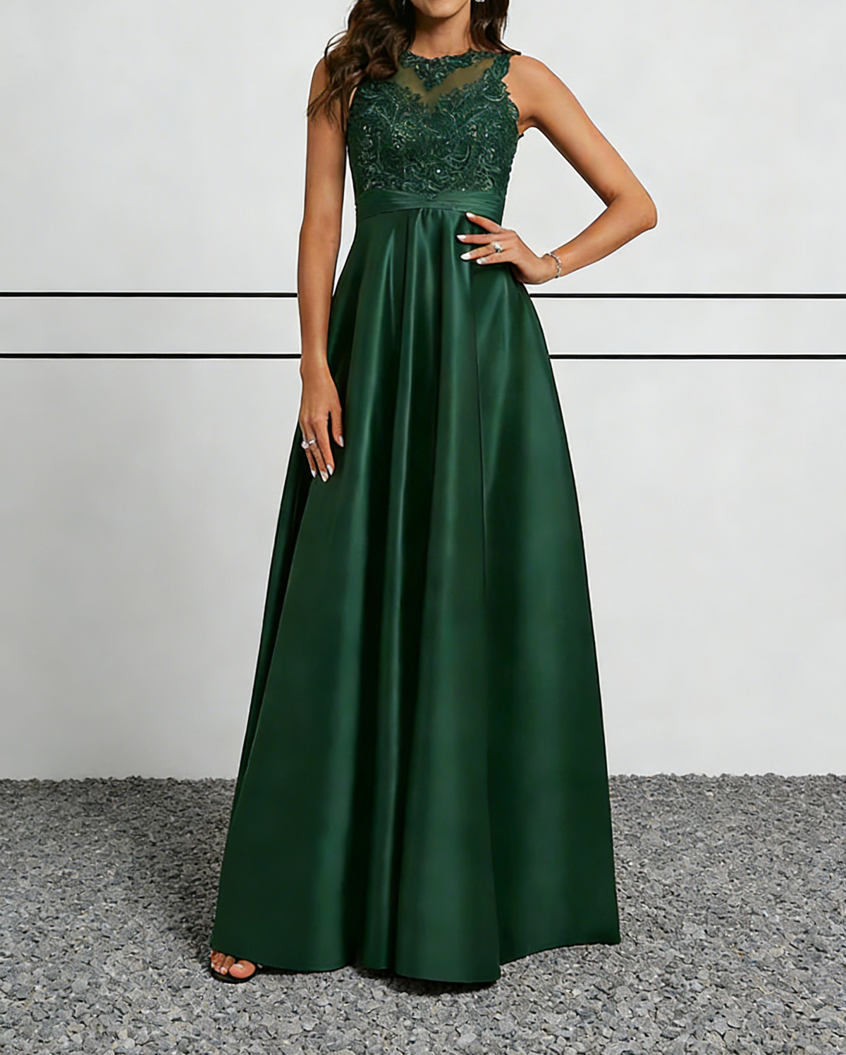 Abito lungo a collo halter in raso verde smeraldo e pizzo con scollo a illusione