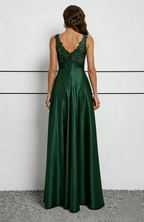 Abito lungo a collo halter in raso verde smeraldo e pizzo con scollo a illusione