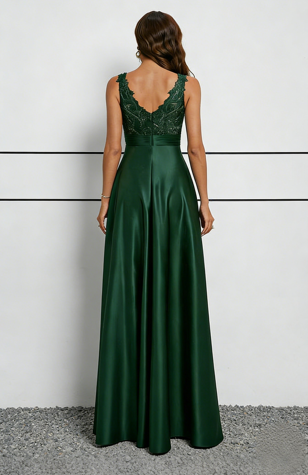 Abito lungo a collo halter in raso verde smeraldo e pizzo con scollo a illusione