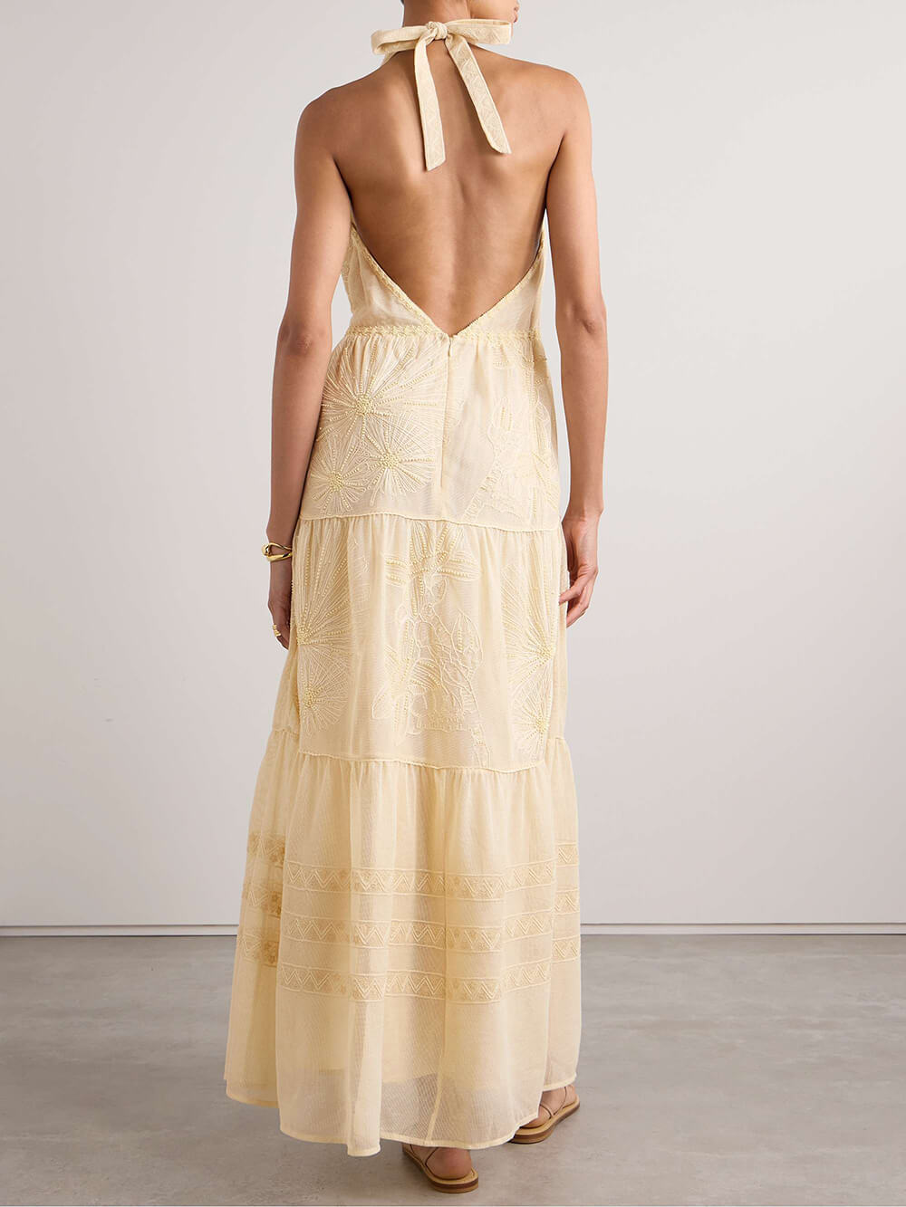 Elegante vestido largo con cuello halter, encaje y malla adornados 
