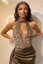Robe de bal sirène à paillettes avec décolleté plongeant en col licou et fente avant