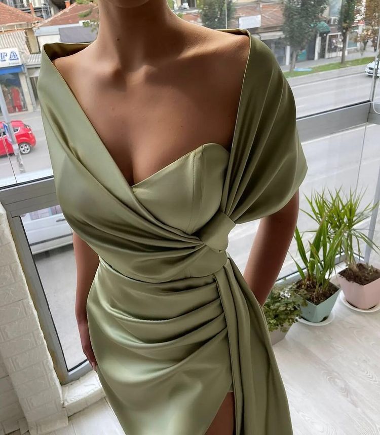 Robe de bal sirène longue élégante en satin vert sauge à épaules dénudées avec fente
