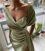 Robe de bal sirène longue élégante en satin vert sauge à épaules dénudées avec fente
